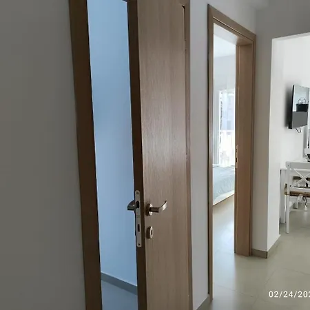 Mands Homes 4 Bedrooms Appartement Peraía