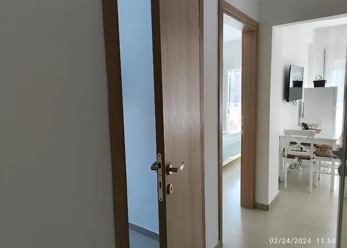 Mands Homes 4 Bedrooms Appartement Peraía